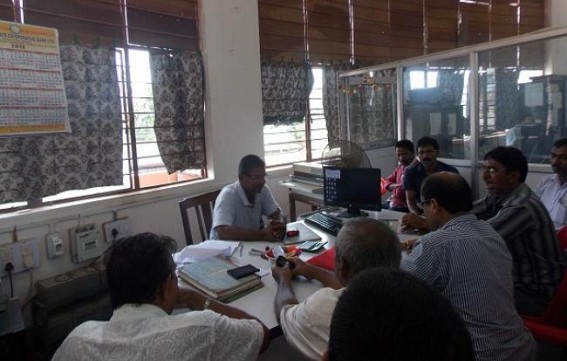 Manikbhnadar Merchant Association gheraos the Branch Manager at Kamalpur: Demands early hike in the limit of micro savings scheme’s collection Manikbhnadar Merchant Association gheraos the Branch Manager at Kamalpur: Demands early hike in the limit of micro savings scheme’s collection